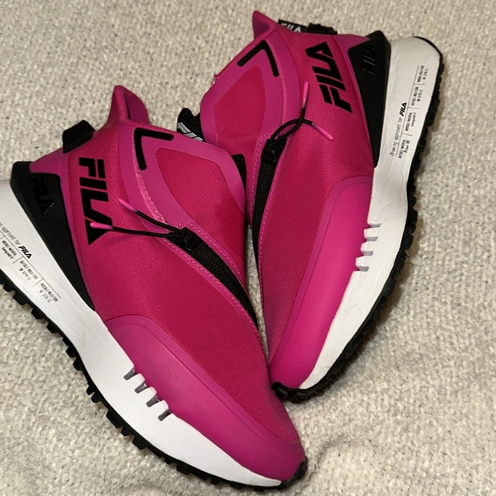 Neon pink Fila space runners size 6.5